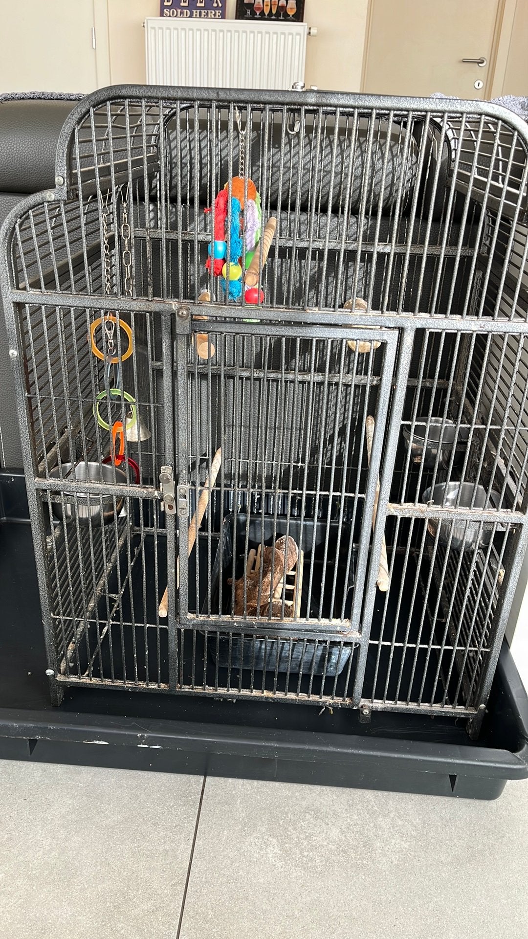 Stevige papegaaien-vogelkooi met toebehoren, Dieren en Toebehoren, Ophalen, Gebruikt, Metaal, Vogelkooi