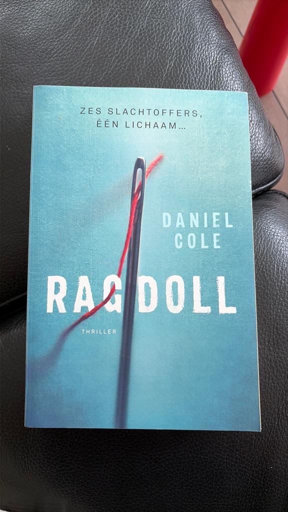 Ragdoll - Daniel Cole, Boeken, Ophalen of Verzenden, Zo goed als nieuw