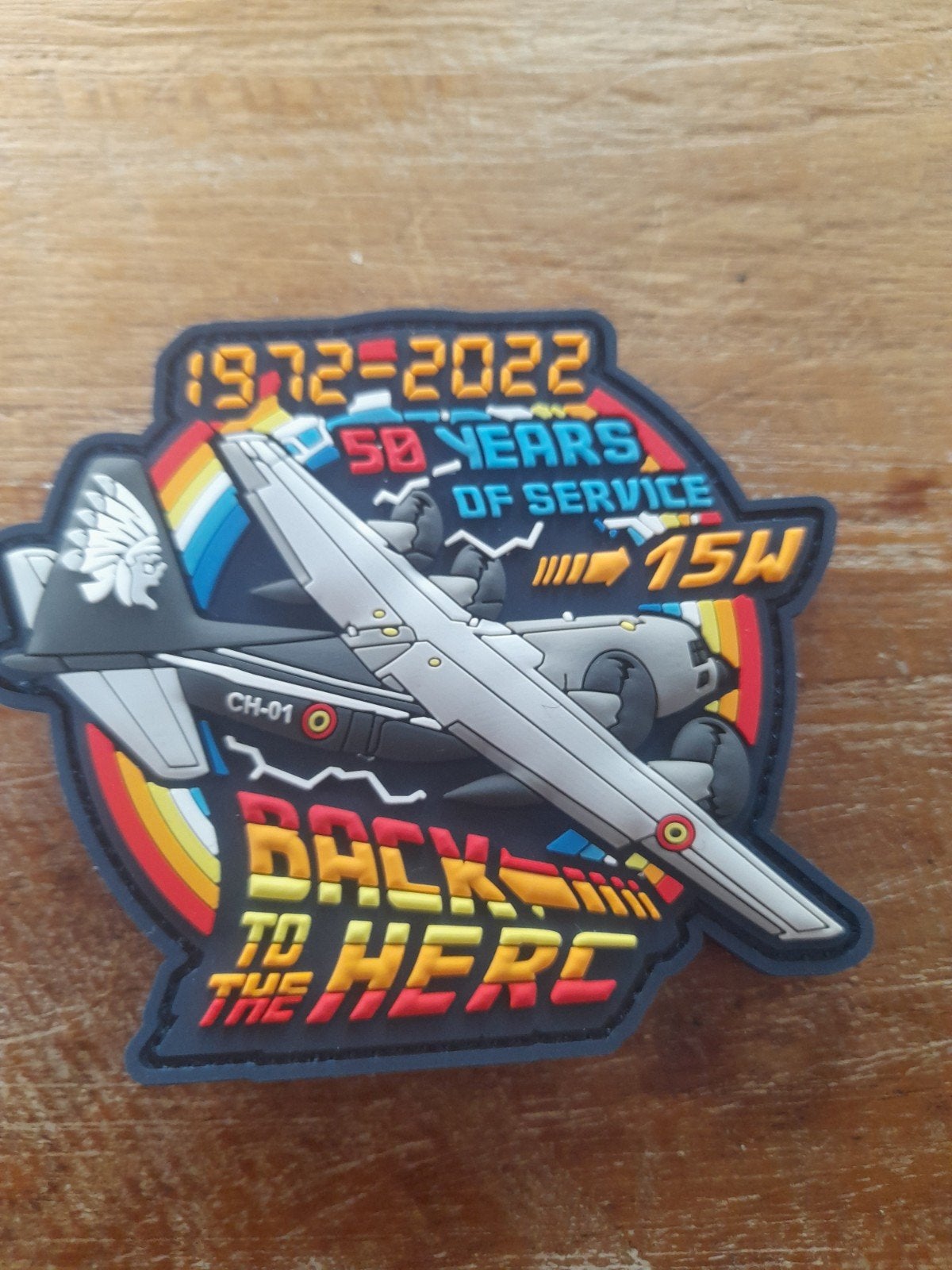 patch 15Wing 50 YEARS OF SERVICE "BACK TO THE HERC", Collections, Aviation, Enlèvement ou Envoi, Neuf, Écusson, Insigne ou Logo