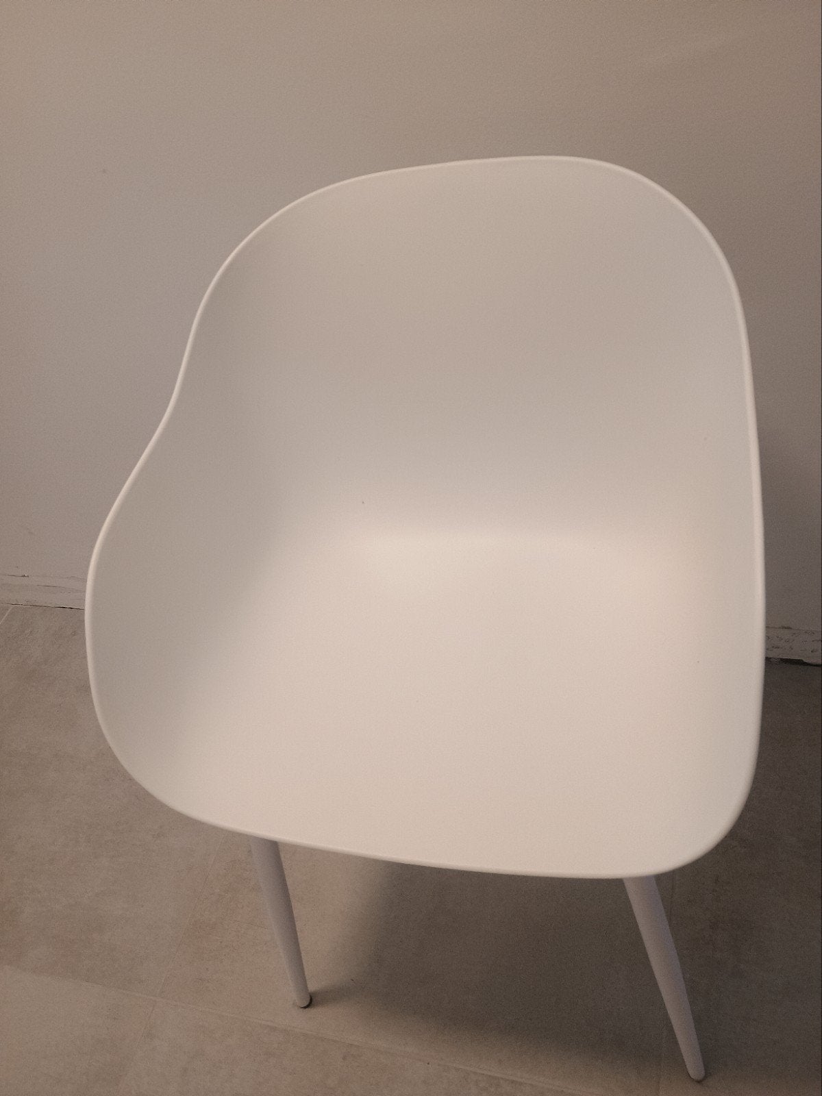 4 witte stoelen, Ophalen