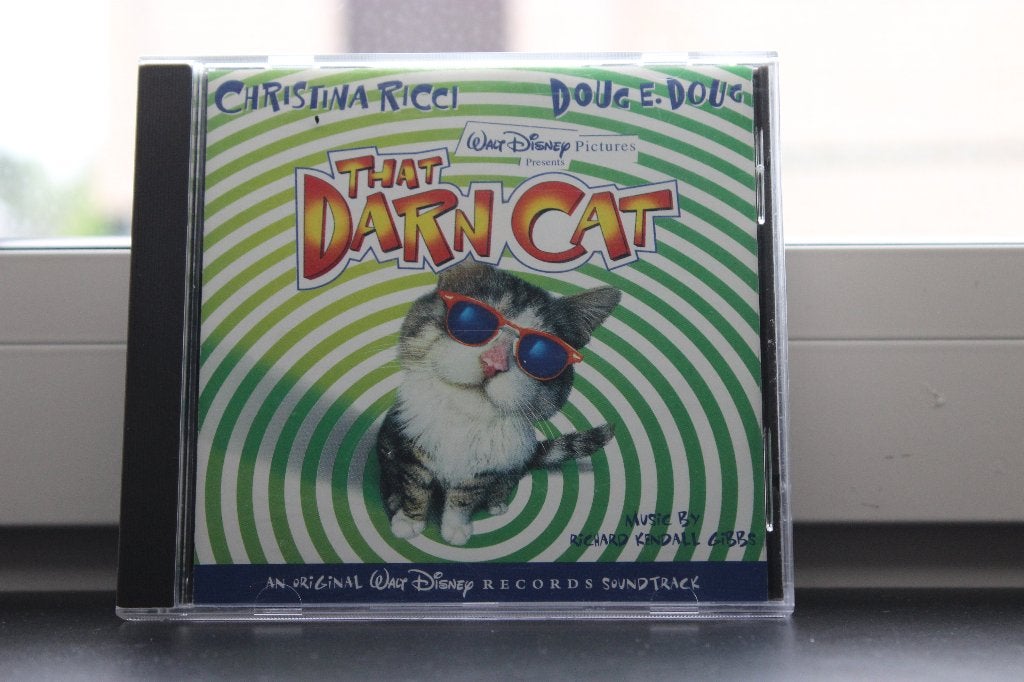 BANDE ORIGINALE DU CD THE DARN CAT NEW, CD & DVD, CD | Musiques de film & Bandes son, Bande originale, Enlèvement ou Envoi, Bande originale