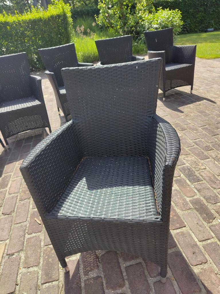 Zwarte tuin stoelen, Ophalen
