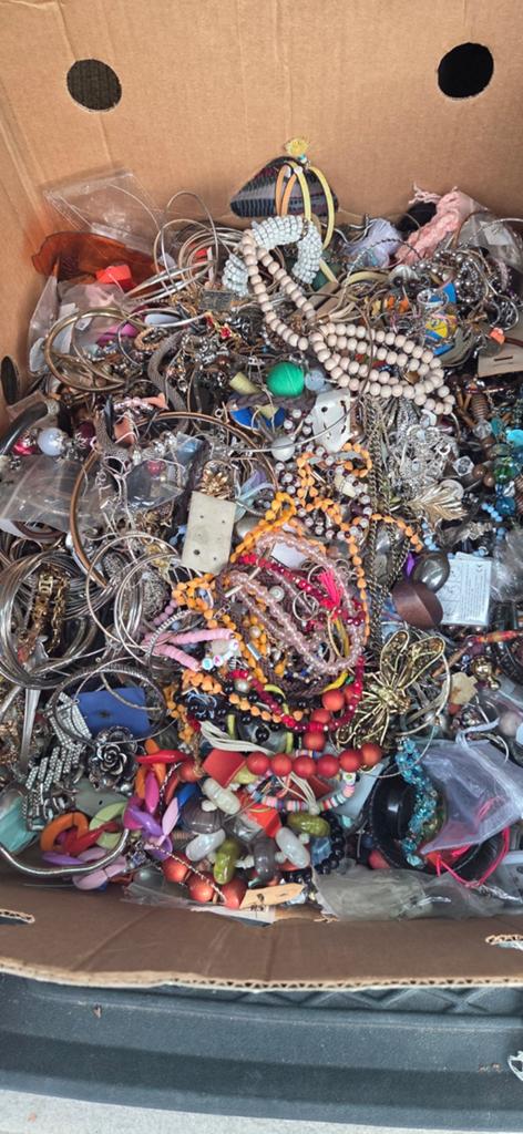 Lot sieraden, Ophalen