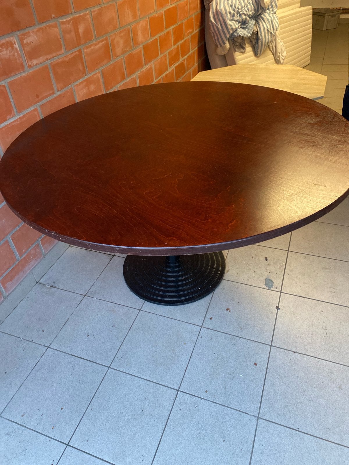 Robuuste Ronde Eettafel (Ø 140 cm) met Zware Centrale Voet, Ophalen, Klassiek modern / Warm Industrieel, 50 tot 100 cm, 100 tot 150 cm