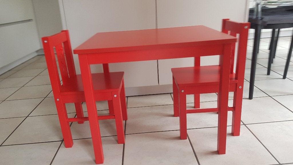 rood kindertafeltje met 2 stoelen, Ophalen, Zo goed als nieuw, Tafel(s) en Stoel(en)