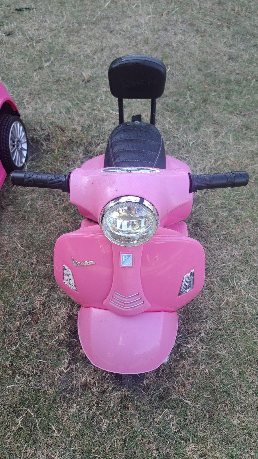 Roze scooter en auto, Enlèvement