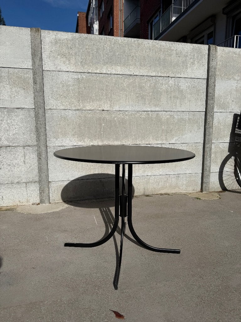 Table noire, Quatre personnes, Rond, Enlèvement, Utilisé