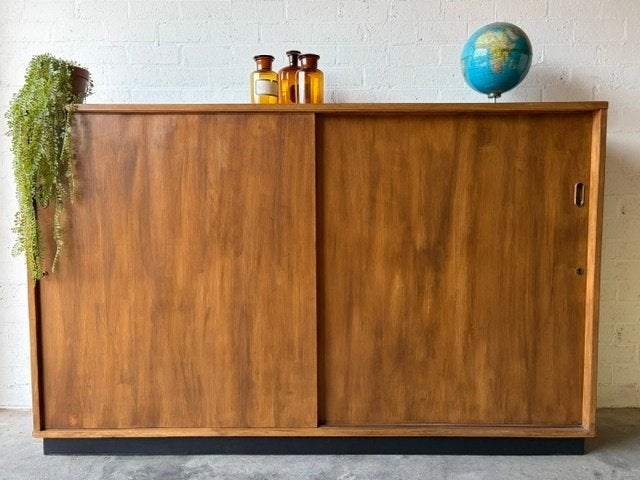 Vintage Mid-century (XL) schoolkast,schuifdeurkast,dressoir, Huis en Inrichting, Kasten | Roldeurkasten en Archiefkasten, Mid-century,vintage,retro