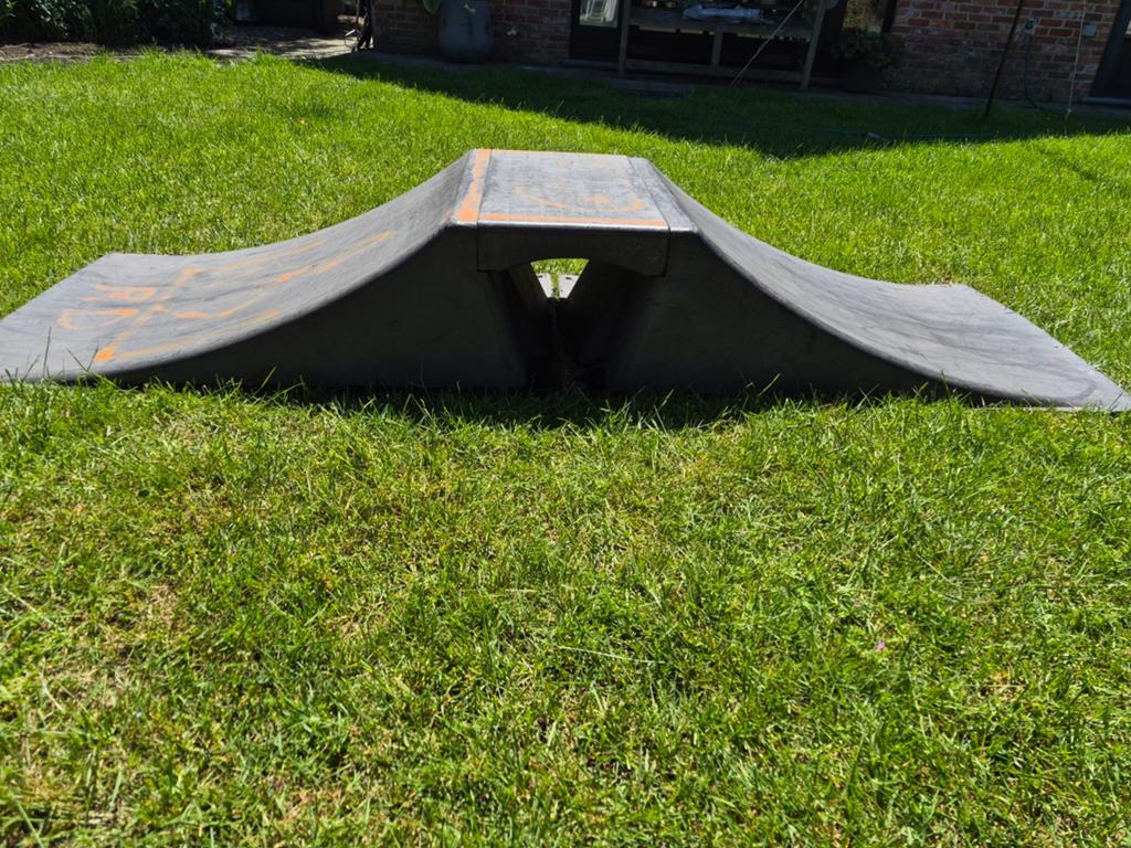 Skate ramp met oranje graffiti, Ophalen, Skateboard