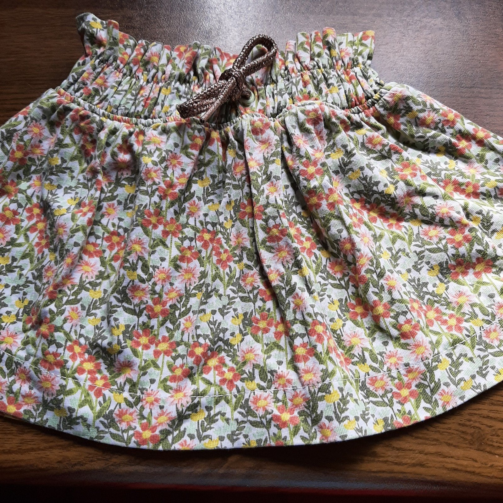Mooi baby rokje maat 62 met goudkleurig lintje ., Kinderen en Baby's, Babykleding | Maat 62, Ophalen