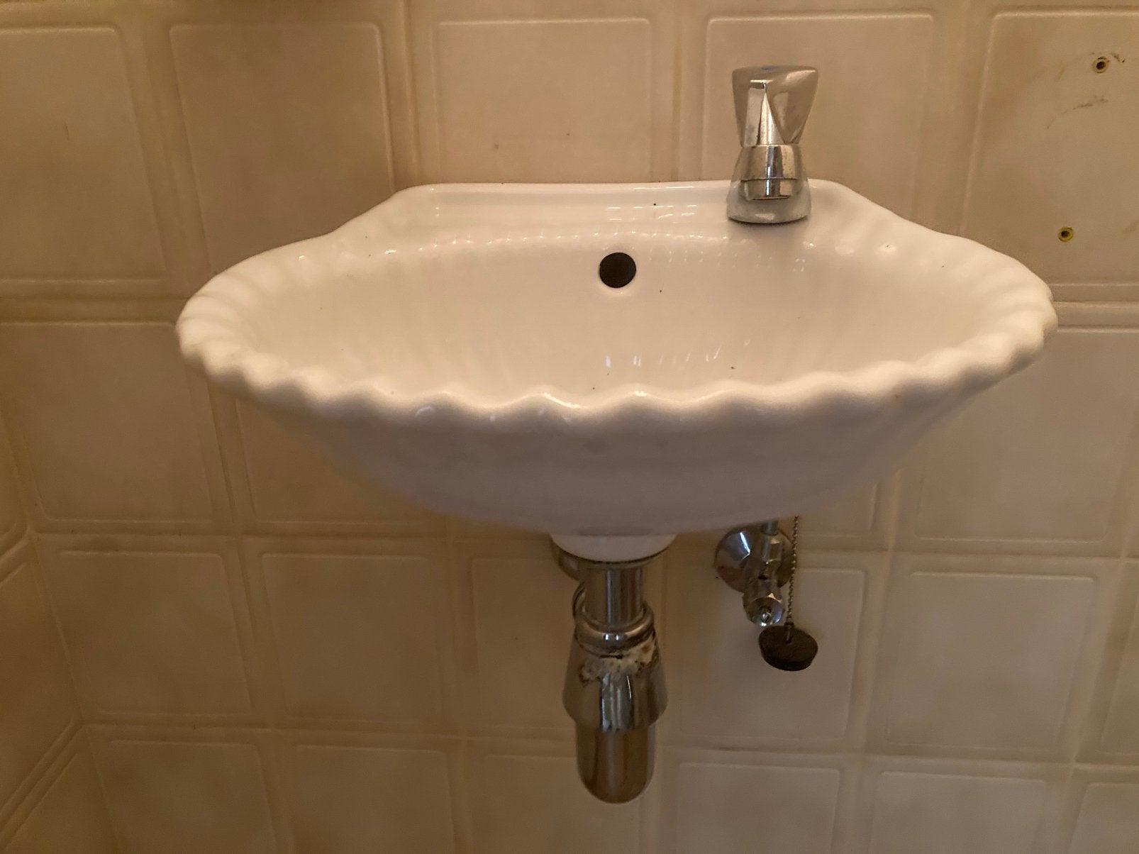 wit keramieken wandfonteintje in de vorm van een schelp, Bricolage & Construction, Sanitaire, Enlèvement, Utilisé, Autres types