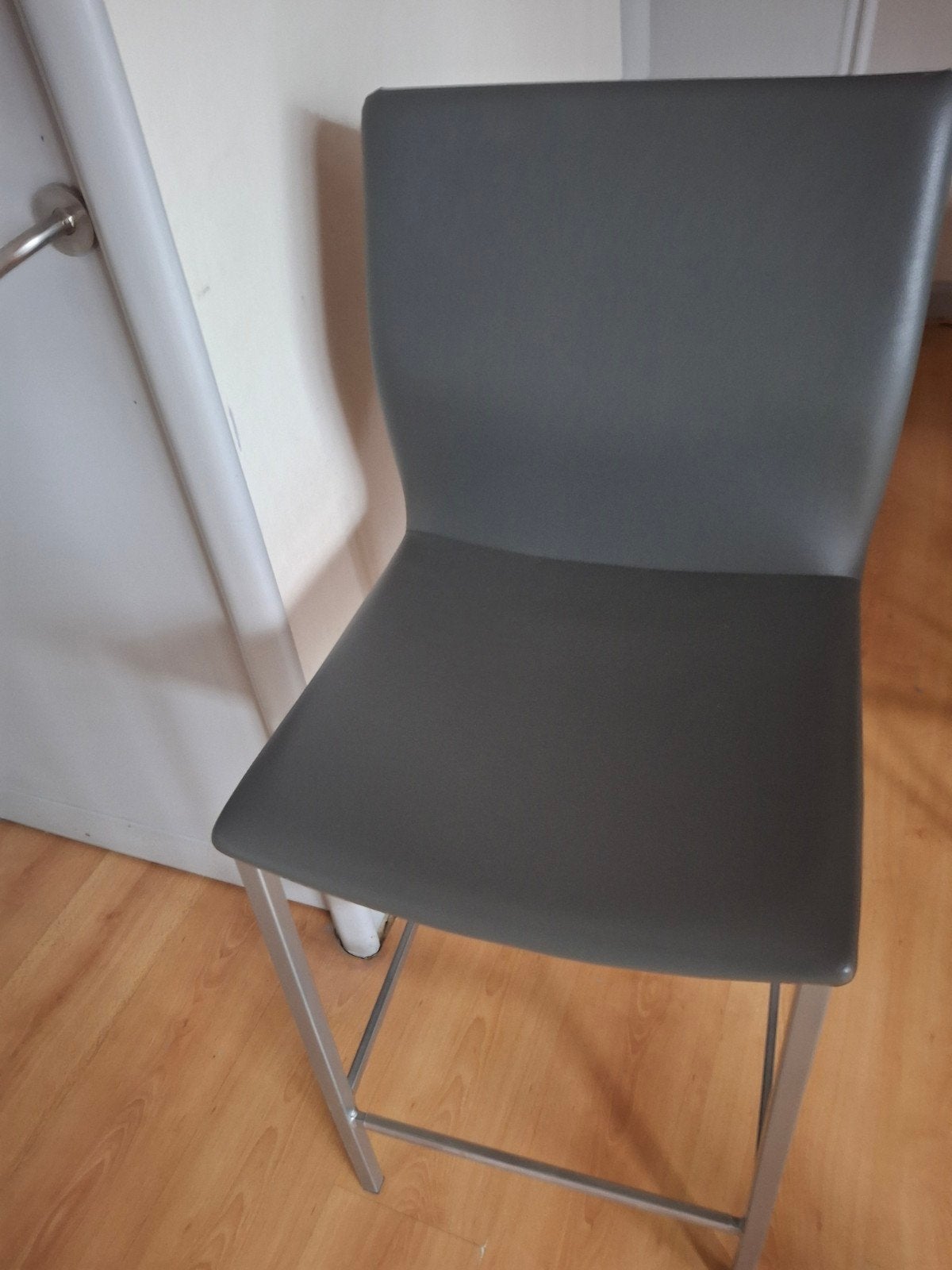 4 moderne,grijze,hoge stoelen, Enlèvement, Comme neuf, Métal, Avec repose-pieds