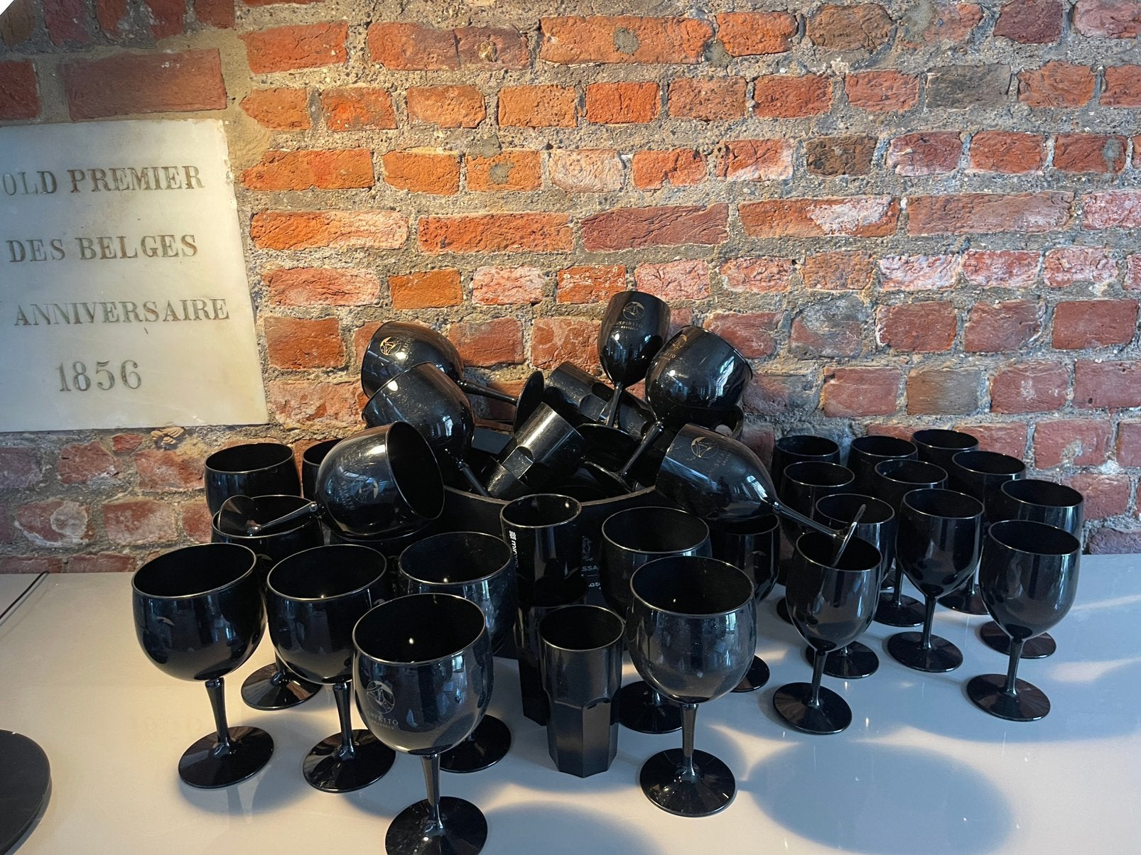 Lot 46 verres plastique noir + seau champagne fête, Enlèvement ou Envoi, Utilisé