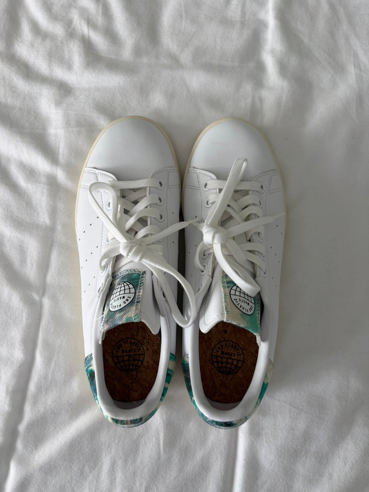 Chaussures Adidas blanches, Vêtements | Femmes, Enlèvement, Comme neuf
