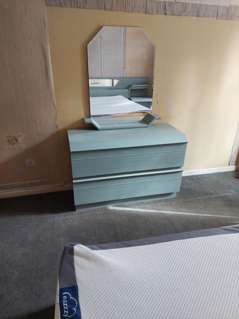 Spiegel met commode, Enlèvement