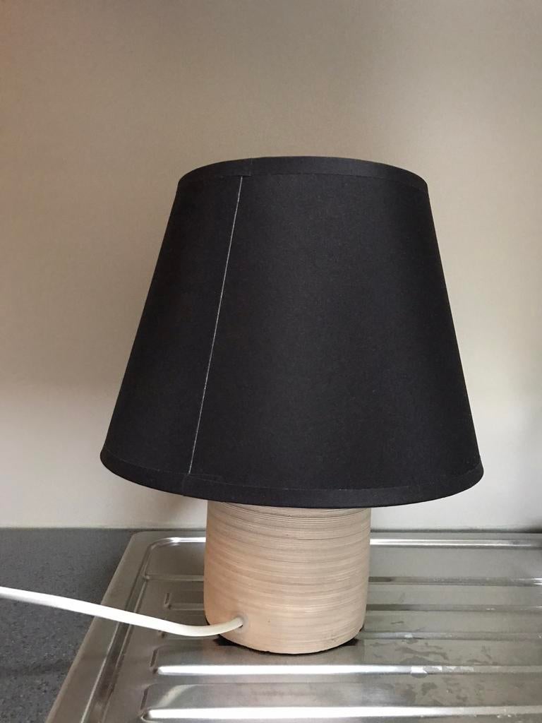 MOOİE LAMP VOOR LİVİNG OF SLAAPKAMER MET NWE LEDLAMP ERBİJ, Ophalen of Verzenden, Zo goed als nieuw, Overige materialen