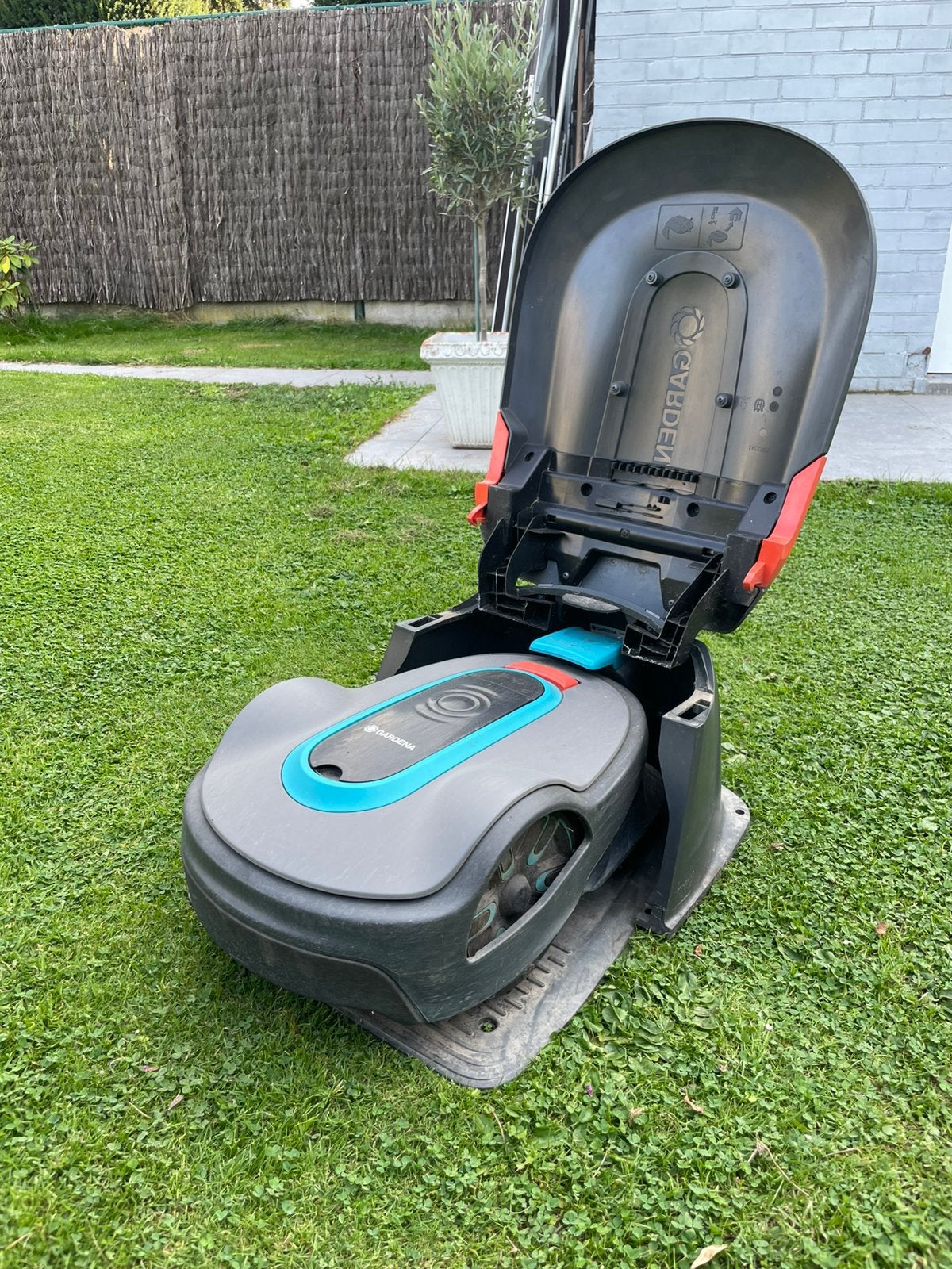 Gardena SILENO city Robotmaaier + Laadstation & Garage, Tuin en Terras, Ophalen, Gebruikt, 20 tot 25 cm
