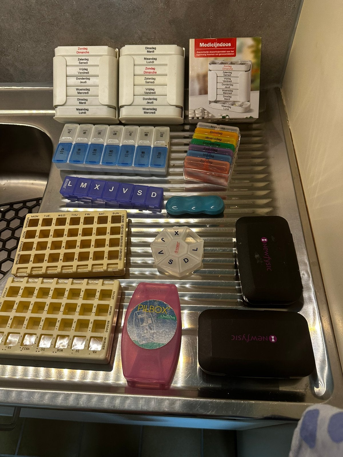 Medicijn dozen en kersenpit kussen, Ophalen, Zo goed als nieuw