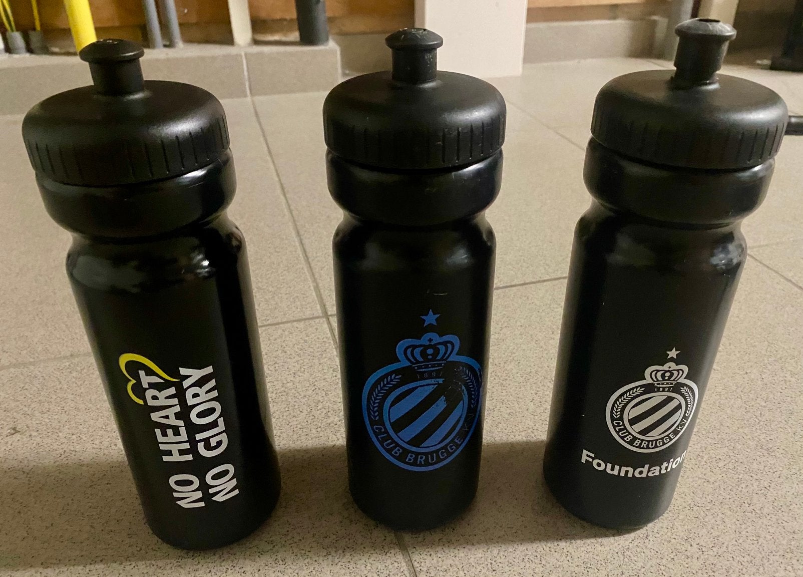 Lot voetbalkledij en drinkbussen club Brugge, Sport en Fitness, Voetbal, Maat XS of kleiner, Ophalen, Zo goed als nieuw