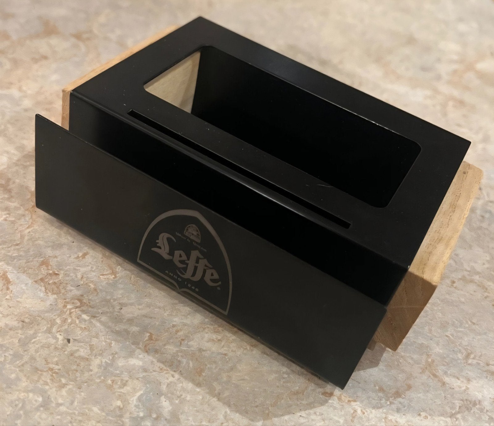 Porte-tapis à bière Leffe - Métal noir avec bois, Collections, Enlèvement ou Envoi, Leffe