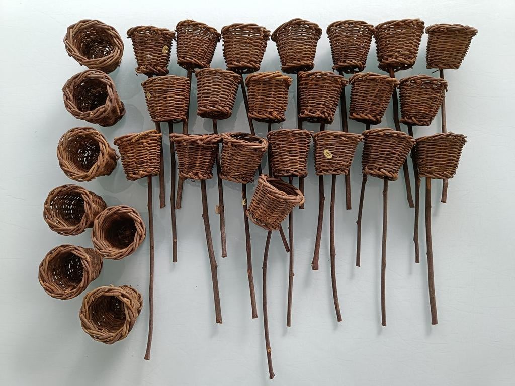 Kleine rieten mandjes op stokjes., Diversen, Pasen, Ophalen of Verzenden, Zo goed als nieuw