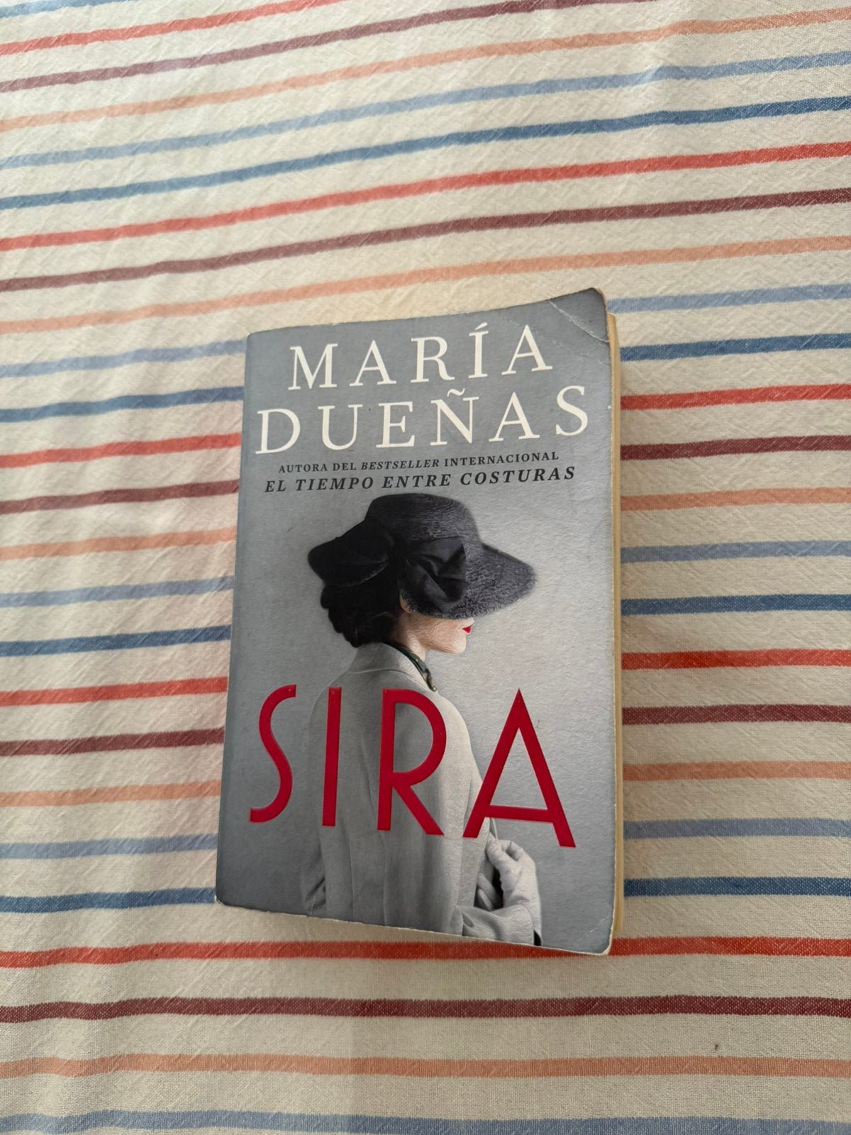 Libro / book Sira (María Dueñas), Ophalen of Verzenden, Gelezen, Fictie