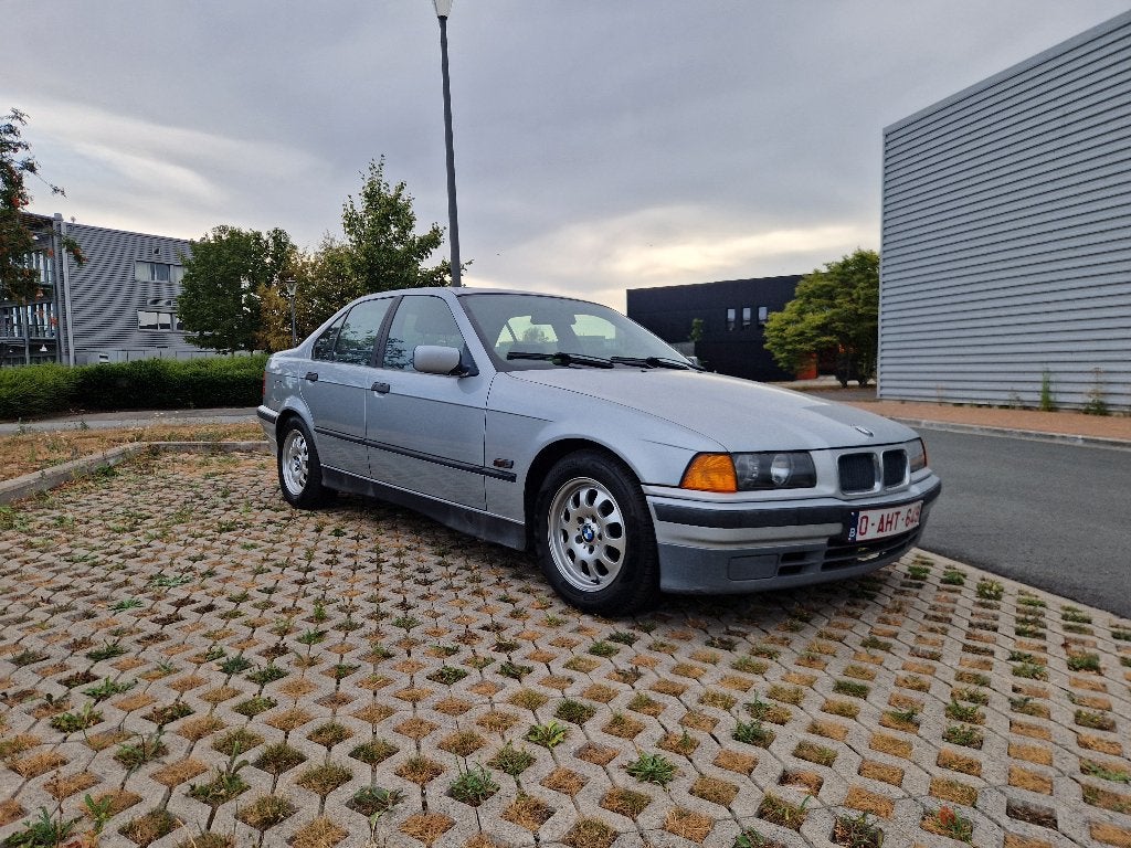 BMW 318 TDS 1996 Oldtimer Prête à immatriculer, Autos, Cuir, Argent ou Gris, Achat, 4 portes