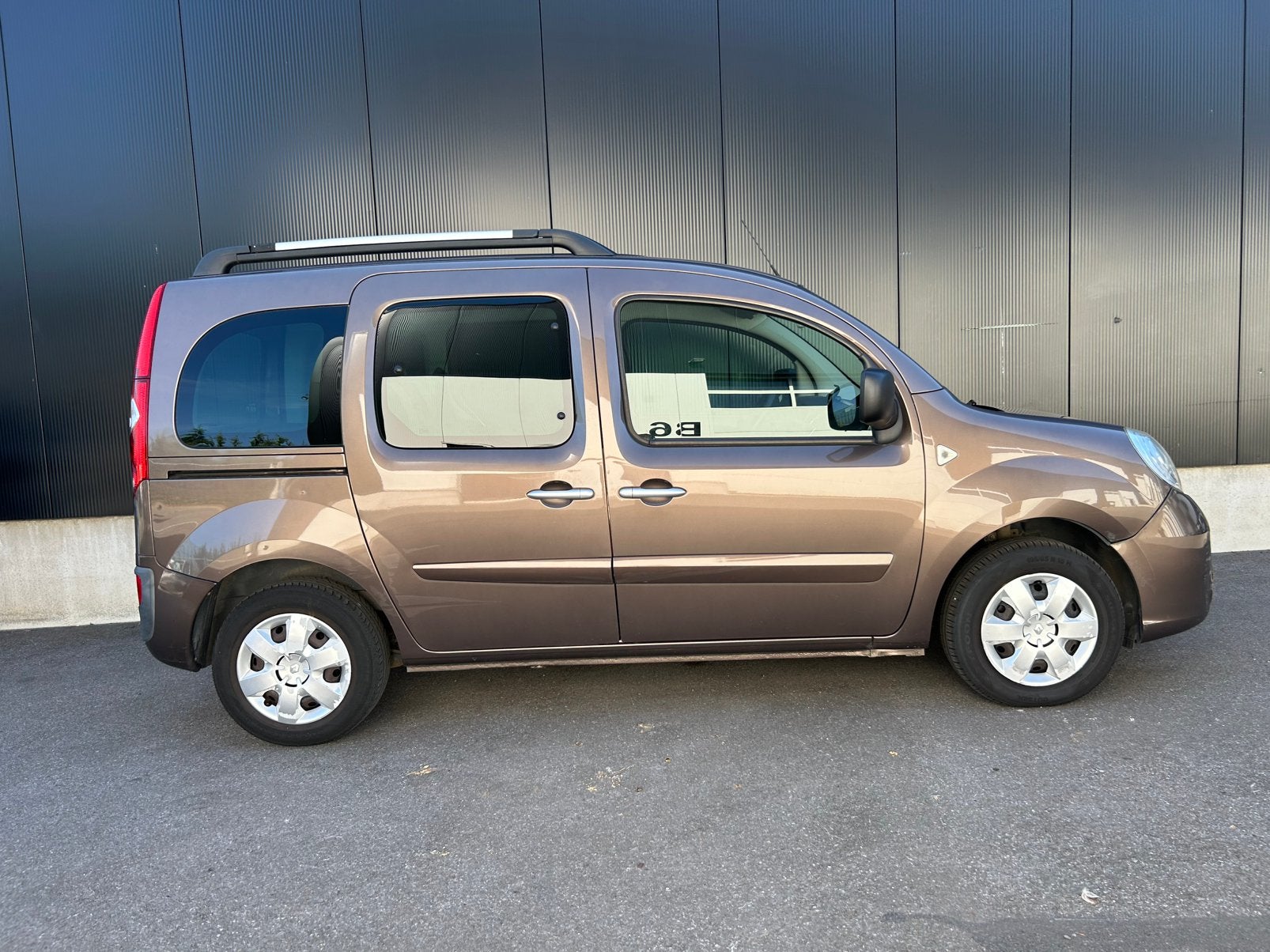 Renault Kangoo 1.6i / Airco / in goede staat, Euro 5, Bruin, Traction-control, Handgeschakeld