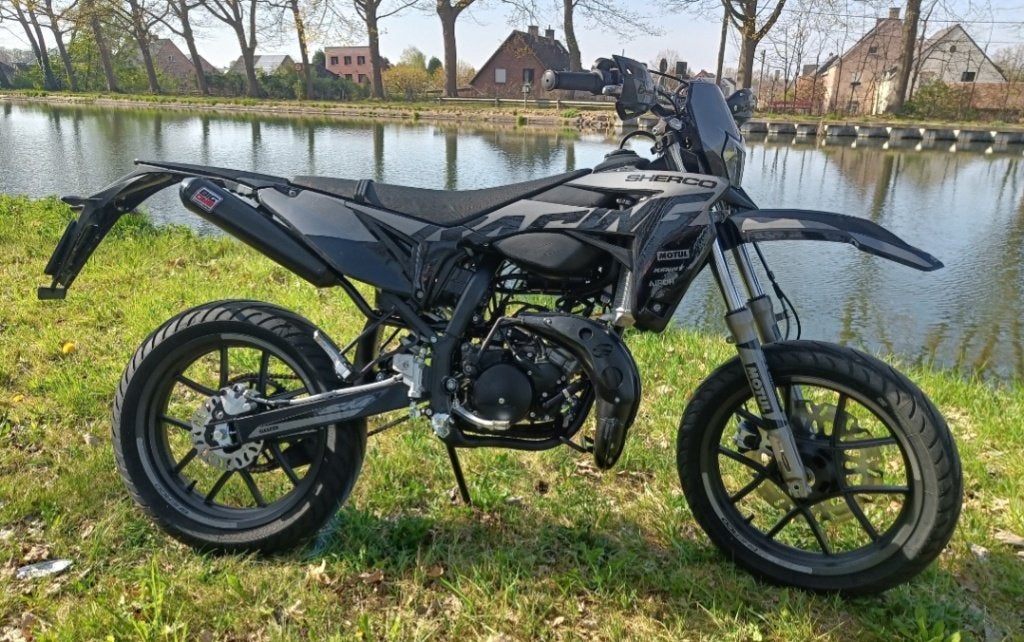 Sherco SM-R 50 BlackMoon, Fietsen en Brommers, 6 versnellingen, Zo goed als nieuw, 50 cc, Ophalen