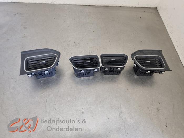 Grille aération tableau de bord d'un Renault Master, Renault, -, 3 mois de garantie, Utilisé