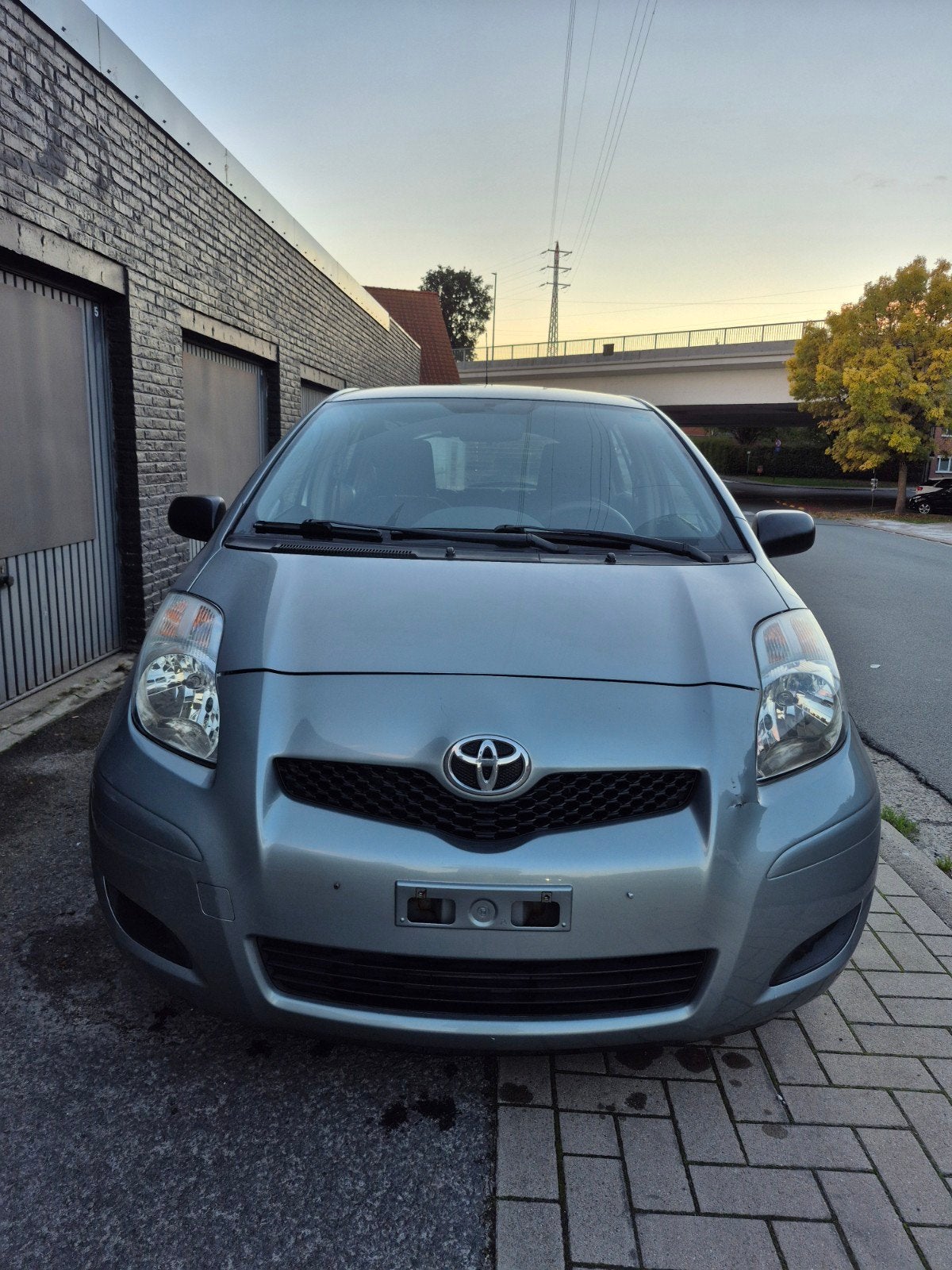 Toyota Yaris 1.0 BENZINE 2009, Autos, Argent ou Gris, Achat, 998 cm³, Entreprise