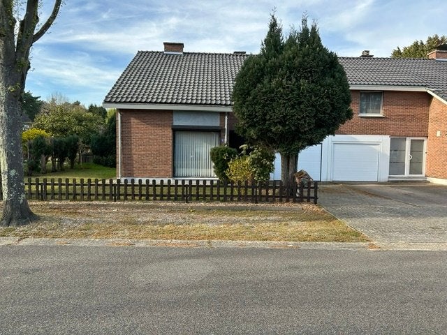 HALFVRIJSTAANDE WONING MET 4 SLAAPKAMERS Maasmechelen, Immo, Maisons à vendre, Province de Limbourg, 500 à 1000 m², Maison Bi-familiale ou Jumelée