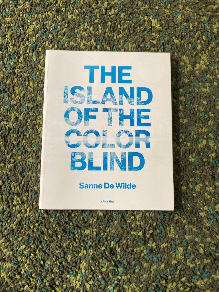 The Island of the colorblind - Sanne De Wilde, Boeken, Kunst en Cultuur | Fotografie en Design, Fotografie algemeen, Ophalen of Verzenden