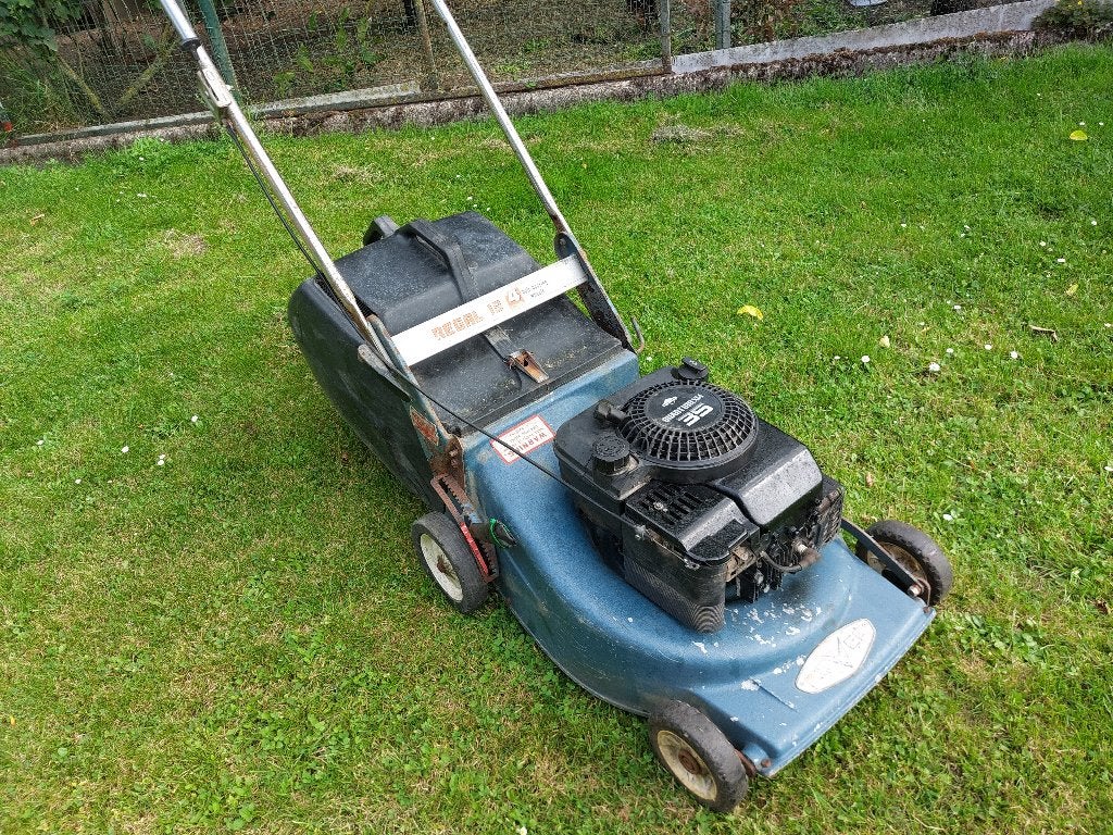 Rover grasmaaier in goede staat, Tuin en Terras, Grasmaaiers, Ophalen, Cirkelmaaier, Zo goed als nieuw, Opvangbak