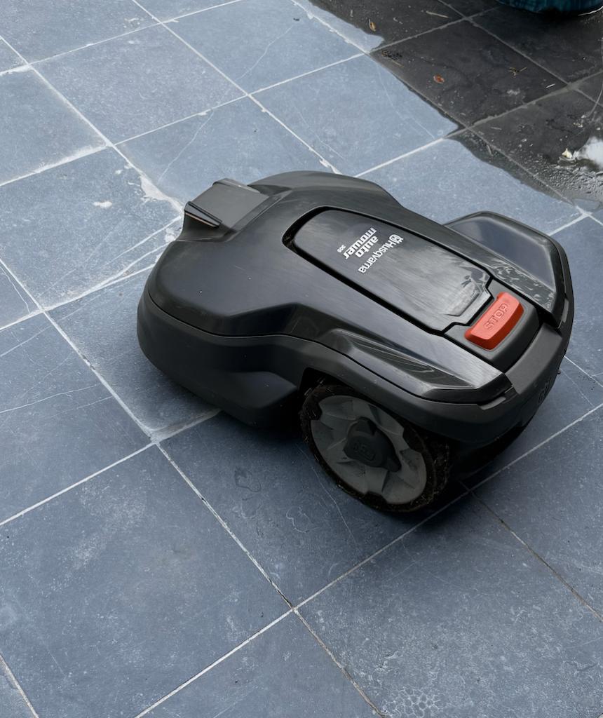 Husqvarna 305 robot maaier, 20 à 25 cm, Enlèvement, Utilisé, Contrôlable via l'application