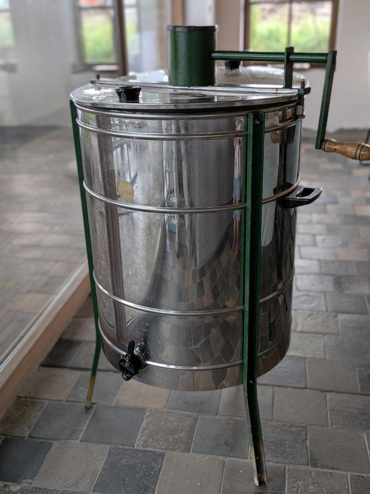 Ingeslingerde honingslinger, Bijen