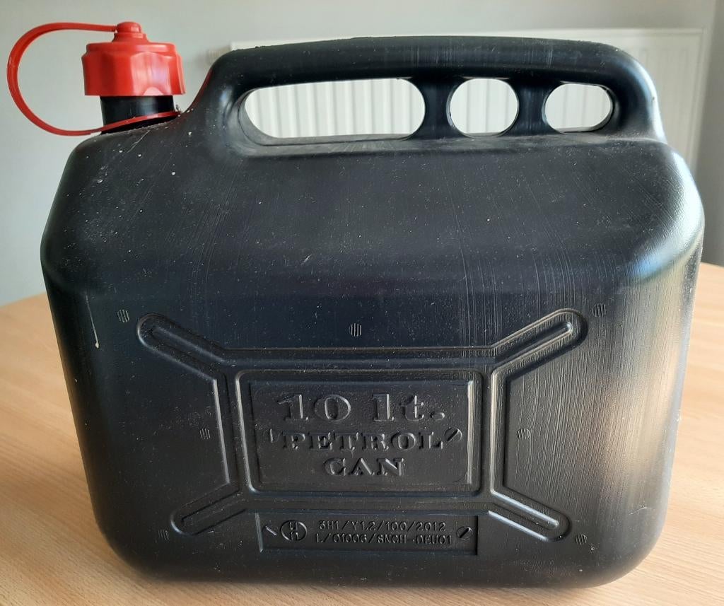 Oude jerrycans 10l voor benzine/diesel - 3x zwart / 1x rood, Ophalen