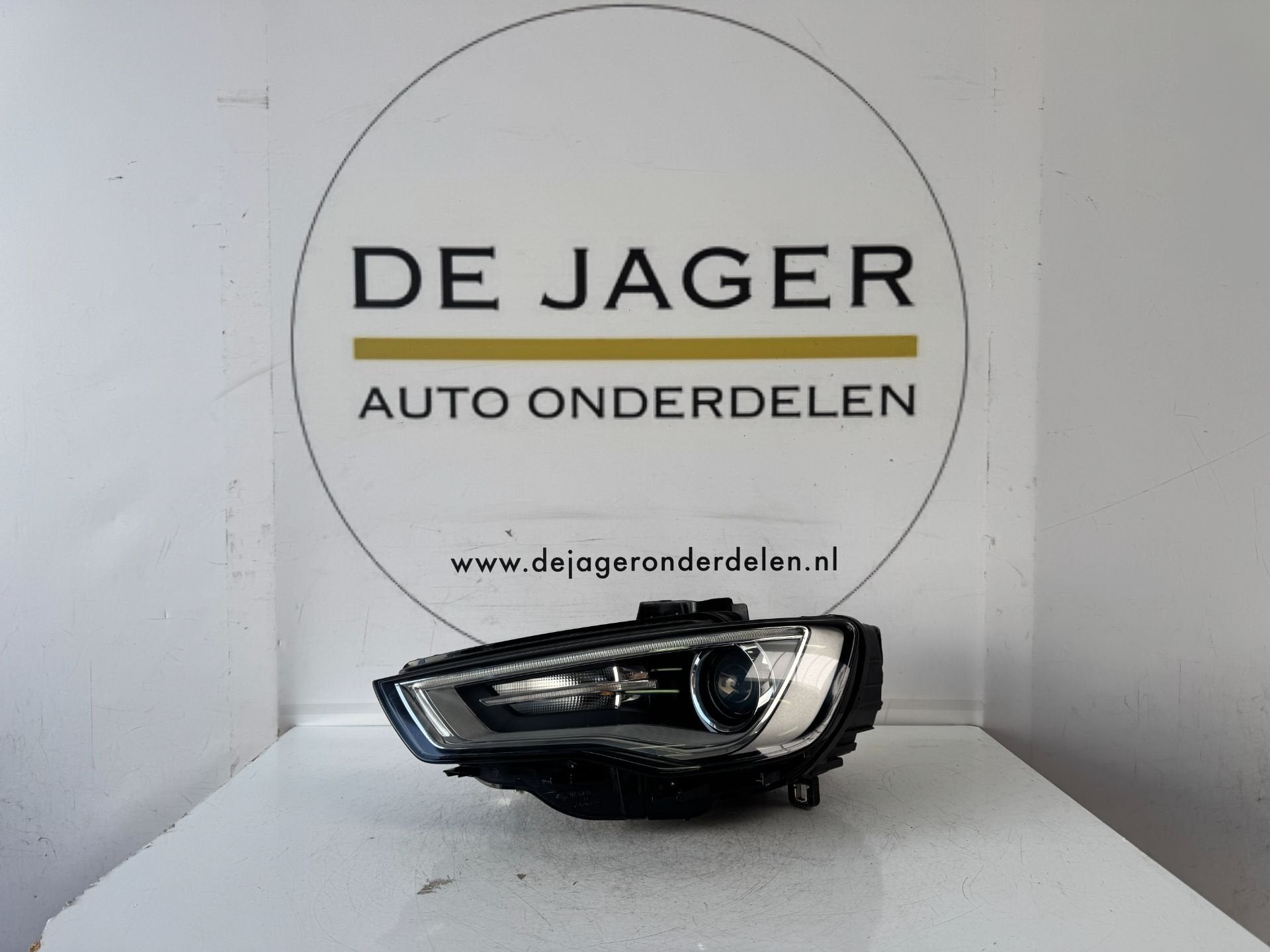 AUDI A3 PHARE LED XENON GAUCHE 8V0941005 2013-, Autos : Pièces & Accessoires, Éclairage, AUDI AG, Auto-Union-Strasse 1
85045  Ingolstadt, DE