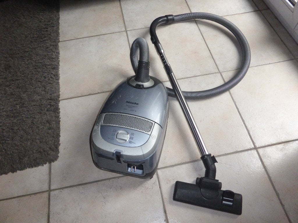 stofzuiger miele in goede werkende staat, Elektronische apparatuur, Gebruikt, Miele, 2000 watt of meer, Sledestofzuiger
