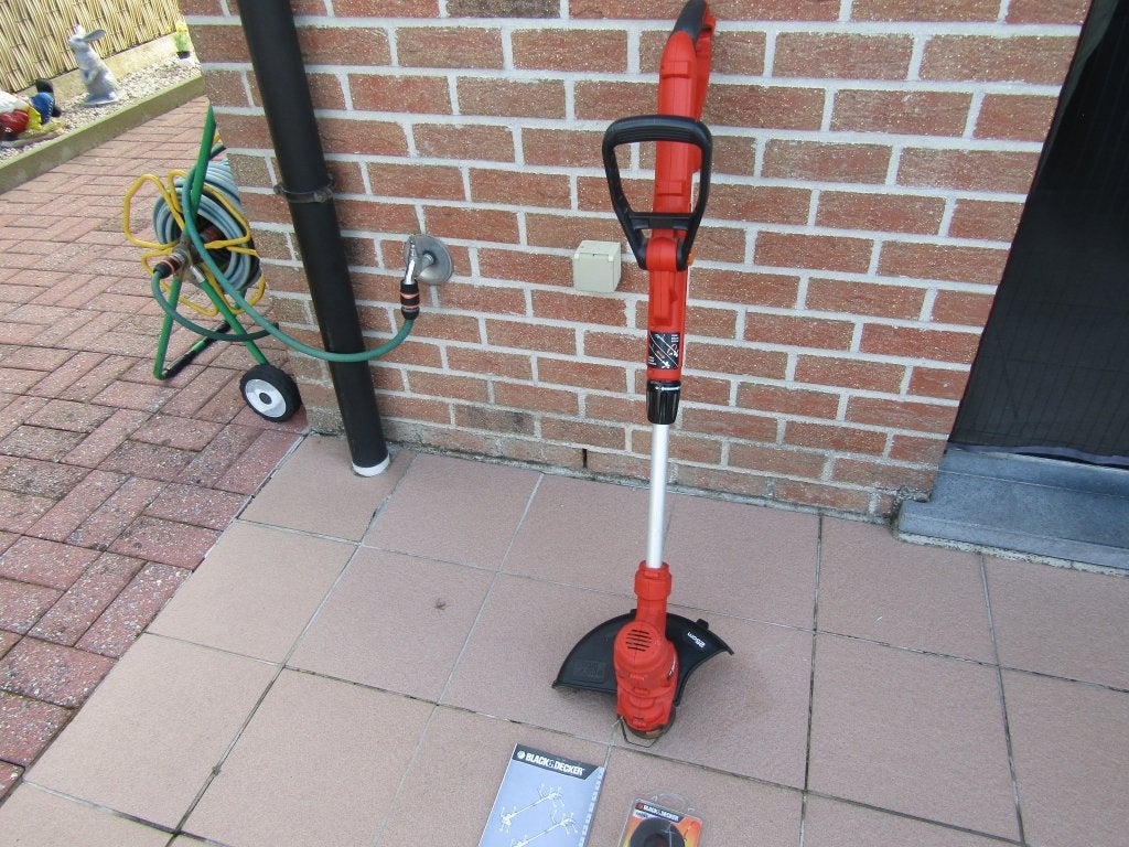 KANTENMAAIER * BLACK & DEKKER *Met reserve draad, Ophalen, Black & Dekker, Zo goed als nieuw, 10 tot 30 cm
