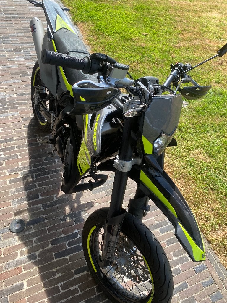 Sherco 50cc sm rs, Fietsen en Brommers, Zo goed als nieuw, 50 cc, 5 versnellingen, Ophalen