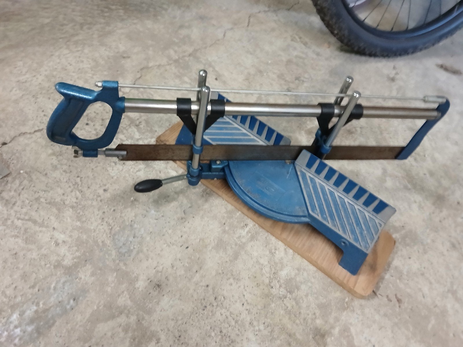 Scie à onglet, Bricolage & Construction, Outillage | Scies mécaniques, Enlèvement, Scie à onglet