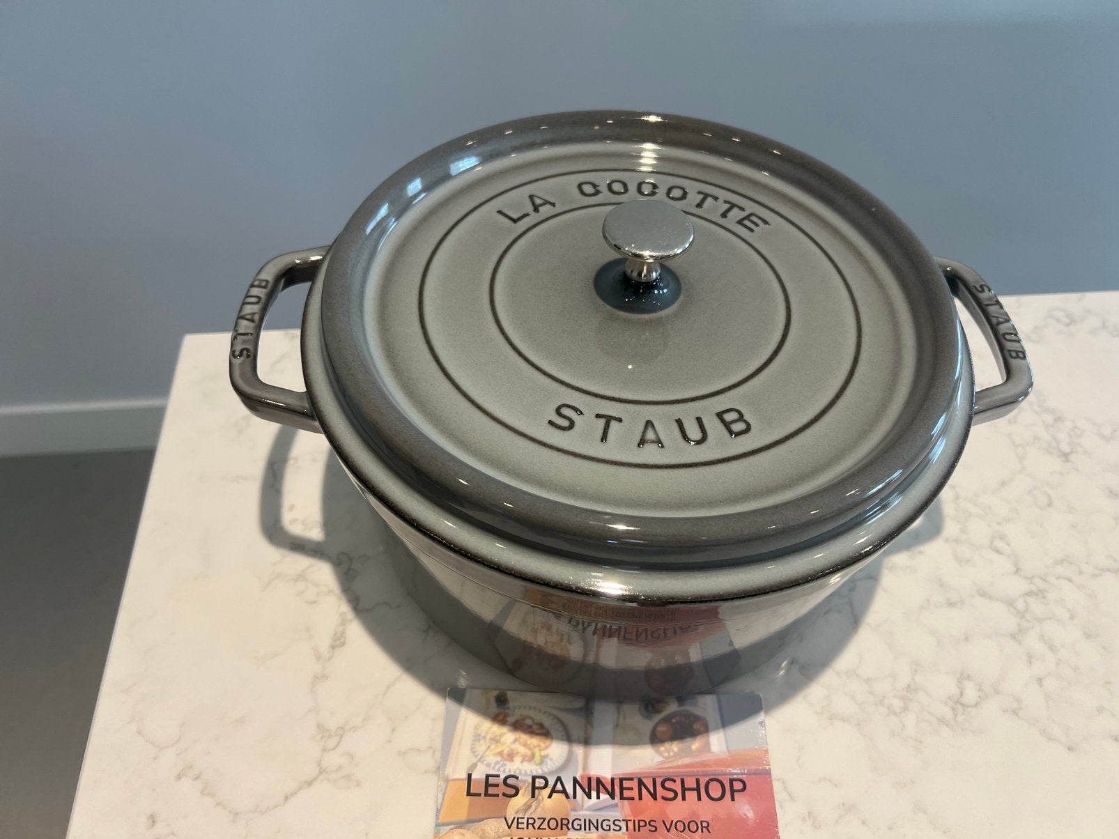Staub La Cocotte 28 cm Grafiet grijs in goede staat, Gebruikt, Met handvatten, Ophalen of Verzenden, Overige merken