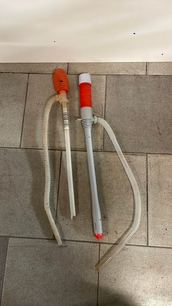 2 Pompes à pétrole dont 1 à pile, Enlèvement, Comme neuf