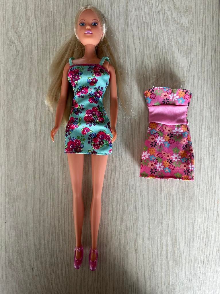 Mooie pop + extra jurk, Kinderen en Baby's, Speelgoed | Poppen, Ophalen of Verzenden