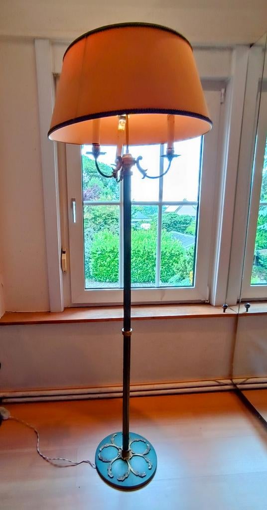 Lampe unique en fer forgé sur socle debout datant de 1940, Enlèvement