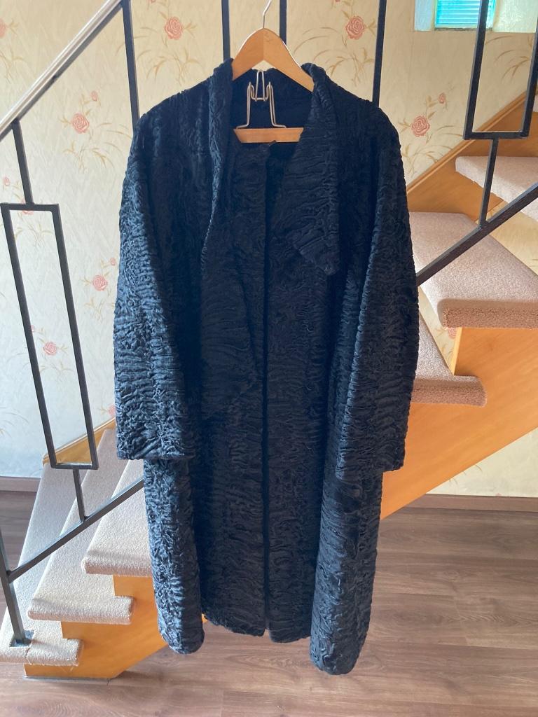 Astrakan pelsmantel, Kleding | Dames, Jassen | Winter, Ophalen, Zo goed als nieuw, Maat 42/44 (L), Zwart