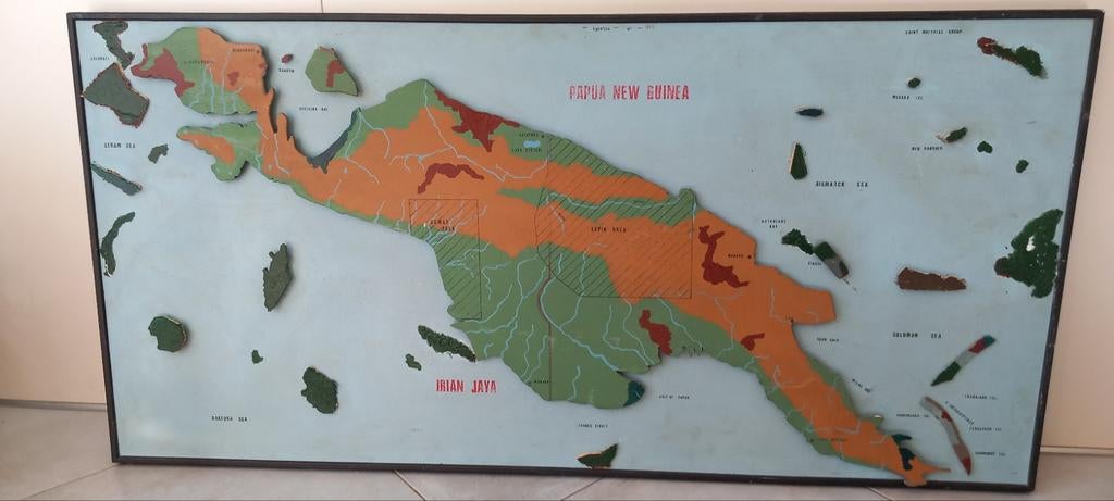 Oud houten educatief bord Papoea-Nieuw-Guinea, Ophalen