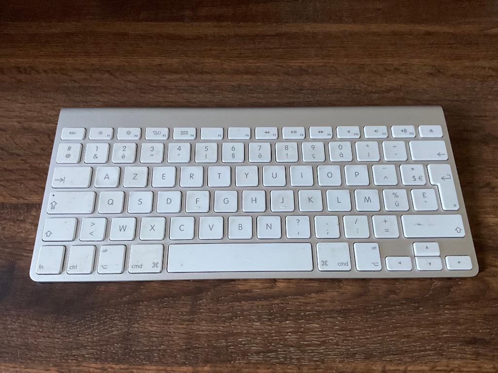 Apple Clavier sans fil avec Bluetooth, Ergonomique, Enlèvement ou Envoi, Azerty, Utilisé