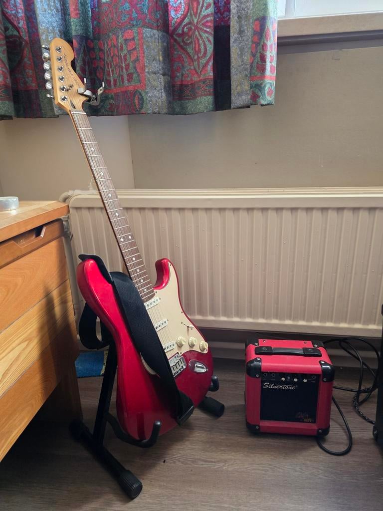 Stratocaster Squier (rouge) avec ampli Silverstone, Musique & Instruments, Enlèvement, Utilisé, Électrique, 6 cordes